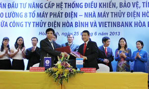 Lãnh đạo Công ty Thuỷ điện Hoà Bình và Vietinbank Hoà Bình ký kết hợp đồng tín dụng.


