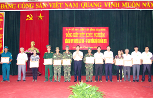 Trong diễn tập KVPT huyện Lạc Sơn đã có 12 tập thể, 18 cá nhân được UBND huyện tặng giấy khen.

