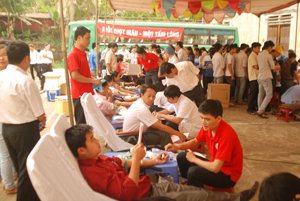 Đông đảo người hiến máu nhân đạo tình nguyện huyện Lạc Sơn đăng ký và hiến máu tại ngày hội hiến máu của huyện. 

 
