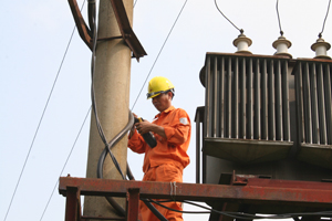 Công nhân Điện lực Lạc Thủy kiểm tra lưới điện và trạm biến áp trên địa bàn xã Yên Bồng.