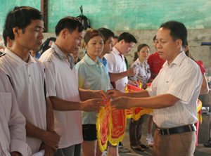 BTC trao cờ lưu niệm cho các đoàn VĐV dự giải cầu lông các lứa tuổi, môn thi đấu nằm trong khuôn khổ đại hội TD-TT huyện Đà Bắc lần thứ V.

