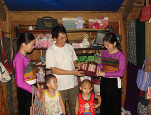 Các sản phẩm mà HTX dệt thổ cẩm Chiềng Châu, xã Chiềng Châu (Mai Châu) đã và đang được trưng bày, bán ở nhiều nơi trong và ngoài tỉnh. 

 
