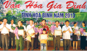 Lãnh đạo Sở VH-TT&DL trao giải cho các gia đình tiêu biểu tại hội thi văn hóa gia đình tỉnh năm 2013. Ảnh: P.V