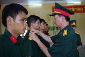 Lãnh đạo Bộ CHQS tỉnh gắn quân hàm sỹ quan dự bị cho các học viên tại lễ tốt nghiệp.

