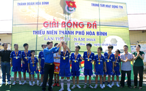 Lãnh đạo tỉnh đoàn trao cúp vô địch cho đội bóng phường Phương Lâm.