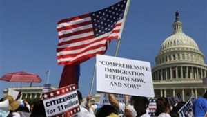 Những người Mỹ gốc Mỹ Latinh biểu tình ủng hộ cải cách luật nhập cư một cách toàn diện tại phía tây Capitol Hill, ở Washington, ngày 10-4-2013. (Ảnh: Reuters/Larry Downing)