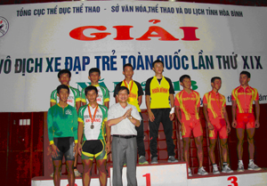Đồng chí Bùi Văn Cửu, Phó chủ tịch TT UBND tỉnh trao huy chương nội dung đồng đội băng đồng Ô-lim-píc (30 km nam) cho các đoàn VĐV.
 
