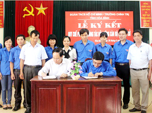 Đại diện lãnh đạo Tỉnh Đoàn - Trường chính trị tỉnh ký kết quy chế phối hợp.