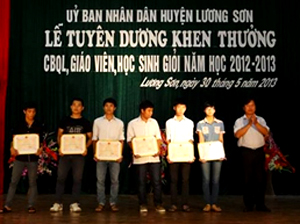 Lãnh đạo UBND huyện Lương Sơn trao giấy khen, phần thưởng cho các em đoạt các giải thưởng cấp quốc gia.

