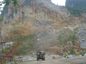 Cơ sở khai thác đá của Công ty TNHH Phát Đạt tại xã Kim Bình chỉ cách nhà dân và đường liên huyện hơn 100 m.
