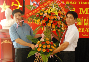 Thay mặt lãnh đạo tỉnh, đồng chí Nguyễn Văn Dũng, Phó Chủ tịch UBND tỉnh tặng lẵng hoa chúc mừng các nhà báo.