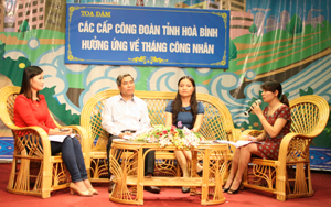 Chị Vân tham gia tọa đàm vớilãnh đạo LĐLĐ tỉnh và phóng viên đài PT-TH tỉnh nhân dịp hưởng ửng 