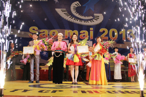 Đại diện Ban tổ chức trao giải cho 3 thí sinh đạt giải nhất.