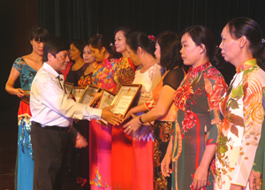 Đồng chí Trần Văn Hoàn, UVBTV Tỉnh uỷ, Bí thư Thành uỷ Hoà Bình trao giấy khen cho các tập thể trường có thành tích xuất sắc năm học 2013-2014.