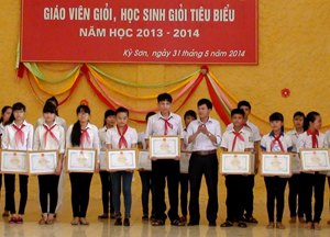 Lãnh đạo Phòng GD&ĐT trao giấy khen cho các em học sinh giỏi cấp tỉnh tiêu biểu của huyện Kỳ Sơn năm học 2013 – 2014.