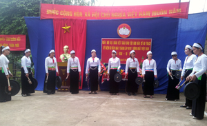 Biểu diễn cồng chiêng tại Ngày hội đại đoàn kết toàn dân tộc  thôn Ao Trạch, xã Dân Hòa (Kỳ Sơn).