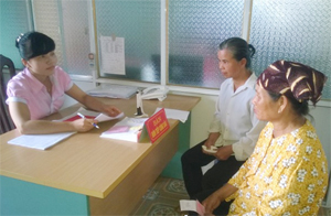 Mô hình Một cửa thân thiện trong đăng ký QSD đất huyện Cao Phong lấy lại thiện cảm trong đón tiếp người dân.