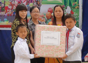 Đại diện huyện Tân Lạc tặng quà cho trẻ em xã Địch Giáo.