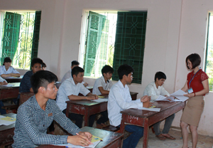 Các thí sinh tại hội đồng thi THPT Nguyễn Trãi (Lương Sơn) trước giờ làm bài môn ngữ văn.