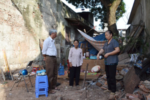Được sự hỗ trợ của cấp ủy Đảng, chính quyền, MTTQ phường, sự quan tâm của KDC, gia đình bà Nguyễn Thị Thịnh (giữa), tổ 1, phường Đồng Tiến (TPHB) đã có thể xây dựng được ngôi nhà mới khang trang hơn.