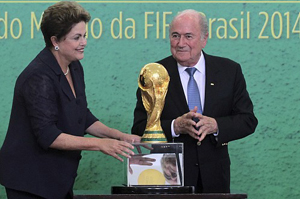 Chủ tịch FIFA Sepp Batter gặp gỡ bà Dilma Rousseff, tổng thống Brazil tại Brasilia ngày 2-6. Ảnh: Reuters