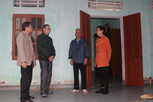 Đảng viên chi bộ tiểu khu Liên Phương, thị trấn Đà Bắc (Đà Bắc) trao đổi về các giải pháp nâng cao chất lượng sinh hoạt chi bộ.