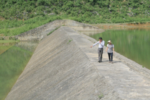 Cán bộ Phòng NN&PTNT huyện Yên Thủy kiểm tra công tác phòng - chống thiên tai tại hồ Ngọc Lương, xã Ngọc Lương.