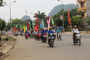 Hơn 100 đoàn viên thanh niên huyện Cao Phương diễu hành hưởng ứng ngày môi trường thế giới năm 2014.