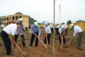 Đồng chí Trần Đăng Ninh, Phó Chủ tịch UBND tỉnh cùng lãnh đạo các sở, ngành, các huyện tham gia trồng cây tại Trung tâm dạy nghề huyện Yên Thủy.