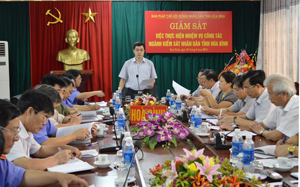 Đồng chí Hoàng Minh Tuấn, TVTU, Trưởng Ban Tổ chức Tỉnh ủy, Trưởng Ban Pháp chế phát biểu ý kiến chỉ đạo buổi giám sát tại Viện KSND tỉnh.