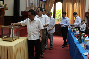 Các đồng chí dự hội nghị cán bộ chủ chốt của tỉnh bỏ phiếu giới thiệu tín nhiệm chức danh Phó Bí thư Tỉnh uỷ, nhiệm kỳ 2010 – 2015.
