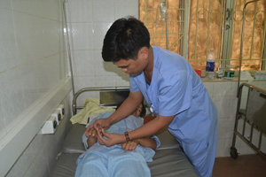 Cán bộ khoa Hồi sức cấp cứu (Bệnh viện đa khoa tỉnh) kiểm tra vết rắn cắn cho bệnh nhân Bạch Thị Hương.
