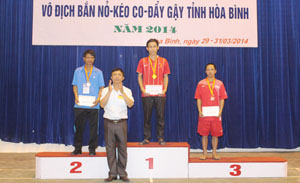 Niềm vui của VĐV Bùi Văn Chi khi giành được tấm HCV tại Đại hội TD-TT tỉnh lần thứ V năm 2014.