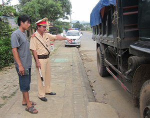 Cán bộ Phòng CSGT - Công an tỉnh hướng dẫn lái xe kiểm tra an toàn phương tiện  trước khi tham gia giao thông tại địa bàn huyện Cao Phong nhằm hạn chế tai nạn giao thông có thể xảy ra.