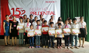 Lãnh đạo Công ty Bảo hiểm nhân thọ Prudential Việt Nam trao học bổng cho 15 học sinh nghèo vượt khó.