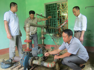 Lãnh đạo Trung tâm NS&VSMTNT kiểm tra máy móc, thiết bị trước khi triển khai dự án sửa chữa, nâng cấp công trình cung cấp nước tập chung xã Chiềng Châu (Mai Châu).