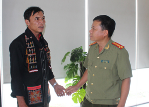 Ông Dương Minh Dũng chia sẻ với lãnh đạo Công an huyện Kim Bôi về kinh nghiệm tuyên truyền, vận động bà con đảm bảo ANTT.