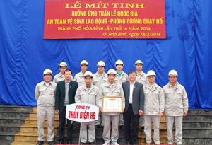 Năm 2013, Công ty Thủy điện Hòa Bình được nhận bằng khen của Bộ LĐ -TB&XH vì đã có thành tích trong công tác ATVSLĐ - PCCN.