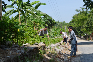 Nhiều hộ dân thôn Suối Rè, xã Cư Yên (Lương Sơn) đã phá tường bao, hiến đất làm đường GTNT.