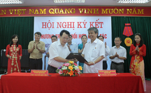 Lãnh đạo NHNN chi nhánh tỉnh ký kết chương trình công tác với lãnh đạo Ủy ban MTTQ tỉnh.