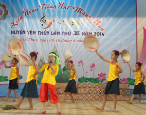 Một tiết mục trong Liên hoan tiếng hát măng non huyện Yên thuỷ làn thứ VI năm 2014.