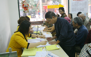 Bưu cục Phương Lâm (TPHB) chi trả trợ cấp xã hội cho các đối tượng trên địa bàn.
