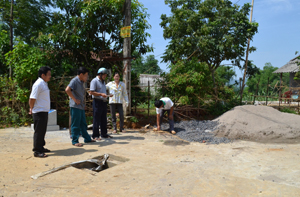 Ban thanh tra nhân dân xã Dũng Phong giám sát thi công tuyến đường liên xóm Đồng Ngoài.
