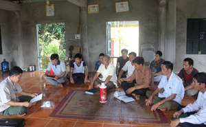 Một buổi sinh hoạt định kỳ của chi bộ xóm Khăm với nội dung chuyên đề vận động nhân dân chung tay xây dựng nông thôn mới.