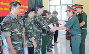 Đại diện lãnh đạo trường Quân sự tỉnh trao chứng nhận tốt nghiệp lớp bồi dưỡng kiến thức QP -AN đối tượng 3 cho các học viên.