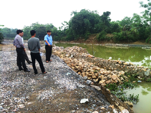 Ban chỉ huy PCLB huyện Lương Sơn tăng cường kiểm tra các hồ, đập trong mùa mưa bão. Ảnh: Cán bộ Ban chỉ huy PCLB huyện Lương Sơn kiểm tra công trình kè ổn định KDC chợ Bến, xã Cao Thắng.