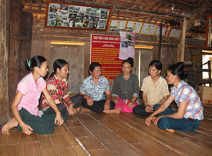Chị em phụ nữ xóm Mương Hạ Trong trao đổi, tìm hiểu về các tiêu chí xây dựng gia đình văn hóa trong xây dựng NTM.
