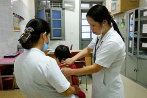 Bác sỹ khoa nhi (Bệnh viện Đa khoa tỉnh) khám sức khỏe định kỳ cho trẻ trong chương trình điều trị dự phòng lây truyền HIV từ mẹ sang con. 

