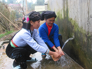 Hộ dân xã Mường Chiềng (Đà Bắc) được hưởng lợi công trình nước sinh hoạt Dự án Giảm nghèo.

