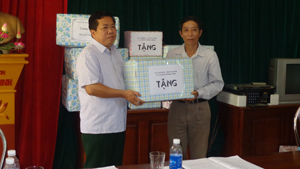 Lãnh đạo Sở LĐ, TB & XH tặng quà cho đại diện các xã vùng khó khăn huyện Đà Bắc.

